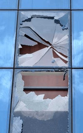 Fenêtres endommagées : pose de vitrage de sécurité feuilleté